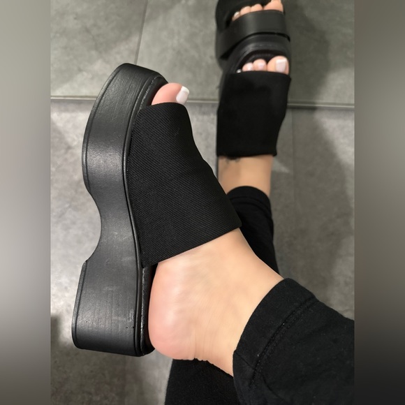 NWT!! WIDE FIT WOMEN'S BLACK WIDE TOE BAND SLIP ON PLATFORM SANDALS - Picture 2 of 4